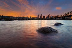 Портленд ИЛИ горизонт вдоль реки Willamette на заходе солнца США стоковые фото Портленд ИЛИ горизонт вдоль реки Willamette на заходе солнца США стоковые фото