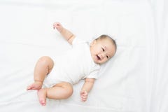 Портрет newborn азиатского младенца на кровати стоковые фотографии rf Портрет newborn азиатского младенца на кровати стоковые фотографии rf