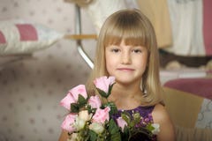 Портрет белокурой девушки с розами стоковая фотография Портрет белокурой девушки с розами стоковая фотография