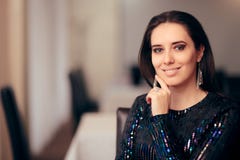 Портрет блестящей женщины сидя на партии стоковое фото rf Портрет блестящей женщины сидя на партии стоковое фото rf