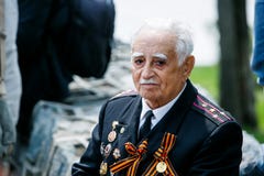 Портрет Великой Отечественной войны ветерана Второй Мировой Войны в военной форме с медалями стоковые изображения rf Портрет Великой Отечественной войны ветерана Второй Мировой Войны в военной форме с медалями стоковые изображения rf