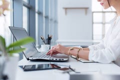 Портрет взгляда со стороны женщины работая в домашнем офисе как интернет teleworker, печатать и серфинга, имеющ день работы стоковая фотография rf Портрет взгляда со стороны женщины работая в домашнем офисе как интернет teleworker, печатать и серфинга, имеющ день работы стоковая фотография rf