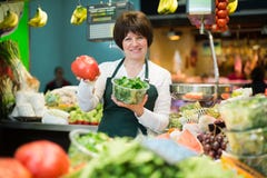 Портрет взрослой женщины продавая фрукты и овощи стоковое фото rf Портрет взрослой женщины продавая фрукты и овощи стоковое фото rf