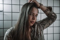 Портрет высокой моды молодой элегантной женщины красивейшие детеныши женщины студии съемки танцы пар стоковые изображения rf Портрет высокой моды молодой элегантной женщины красивейшие детеныши женщины студии съемки танцы пар стоковые изображения rf