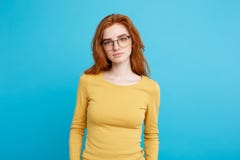 Портрет выстрела в голову нежного девочка-подростка redhead при серьезное выражение смотря камеру Кавказская модель женщины с стоковое изображение Портрет выстрела в голову нежного девочка-подростка redhead при серьезное выражение смотря камеру Кавказская модель женщины с стоковое изображение