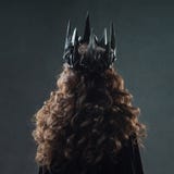 Портрет готической принцессы Красивая молодая женщина брюнет в кроне металла и черном плаще стоковые фотографии rf Портрет готической принцессы Красивая молодая женщина брюнет в кроне металла и черном плаще стоковые фотографии rf
