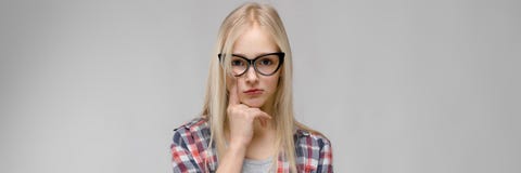 Портрет девочка-подростка в модных одеждах стоковая фотография Портрет девочка-подростка в модных одеждах стоковая фотография