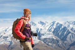 Портрет девушки хипстера фотографа туристской с камерой в солнечных очках и шляпе на фоне снега стоковые фото Портрет девушки хипстера фотографа туристской с камерой в солнечных очках и шляпе на фоне снега стоковые фото