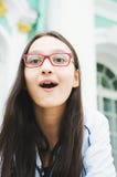 Портрет довольно эмоциональной девушки брюнета со стеклами стоковое изображение rf Портрет довольно эмоциональной девушки брюнета со стеклами стоковое изображение rf