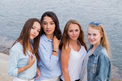 Портрет 4 друзей femle смотря дружелюбный на камере, улыбке, счастливой люди, образ жизни, концепция приятельства стоковые фото Портрет 4 друзей femle смотря дружелюбный на камере, улыбке, счастливой люди, образ жизни, концепция приятельства стоковые фото