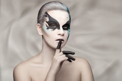 Портрет девушки с краской на его стороне стоковое изображение rf Портрет девушки с краской на его стороне стоковое изображение rf