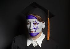 Портрет женского еврейского холостяка с покрашенным флагом Израиля в черной крышке хламиды и градации стоковые фото Портрет женского еврейского холостяка с покрашенным флагом Израиля в черной крышке хламиды и градации стоковые фото