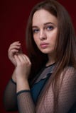 Портрет женщины в покрашенном платье на красной предпосылке стоковое фото Портрет женщины в покрашенном платье на красной предпосылке стоковое фото
