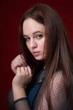 Портрет женщины в покрашенном платье на красной предпосылке стоковые фото Портрет женщины в покрашенном платье на красной предпосылке стоковые фото