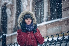 Портрет женщины в снеге стоковая фотография Портрет женщины в снеге стоковая фотография