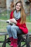 Портрет женщины одел в красном цвете с котом в ее оружиях стоковая фотография rf Портрет женщины одел в красном цвете с котом в ее оружиях стоковая фотография rf