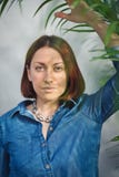 Портрет женщины с зелеными листьями стоковые изображения rf Портрет женщины с зелеными листьями стоковые изображения rf