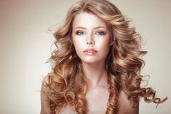 Портрет женщины с красивыми пропуская бронзированными Frizzy волосами стоковые изображения Портрет женщины с красивыми пропуская бронзированными Frizzy волосами стоковые изображения