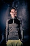 Портрет женщины фитнеса на спортзале Усмехаясь счастливый женский инструктор фитнеса смотря камеру стоковое фото Портрет женщины фитнеса на спортзале Усмехаясь счастливый женский инструктор фитнеса смотря камеру стоковое фото
