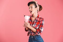 Портрет жизнерадостной девушки штыря-вверх брюнет в рубашке шотландки Стоковая Фотография Портрет жизнерадостной девушки штыря-вверх брюнет в рубашке шотландки Стоковая Фотография