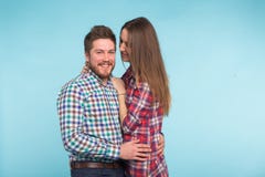 Портрет жизнерадостных смеясь смешных молодых любовников околпачивая вокруг на голубой предпосылке стоковая фотография rf Портрет жизнерадостных смеясь смешных молодых любовников околпачивая вокруг на голубой предпосылке стоковая фотография rf