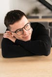 Портрет задумчивого мечтательного парня хипстера представляет что-то в его разуме, смотрит в сторону, находящся глубоко в мыслях стоковое изображение rf Портрет задумчивого мечтательного парня хипстера представляет что-то в его разуме, смотрит в сторону, находящся глубоко в мыслях стоковое изображение rf