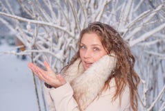 Портрет зимы женщины в белом пальто во время снежностей в парке Стоковое Изображение RF Портрет зимы женщины в белом пальто во время снежностей в парке Стоковое Изображение RF