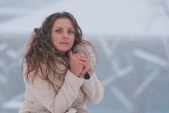 Портрет зимы женщины в белом пальто во время снежностей в парке Стоковое Фото Портрет зимы женщины в белом пальто во время снежностей в парке Стоковое Фото