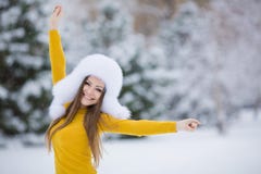 Портрет зимы красивой усмехаясь женщины с снежинками в белых мехах стоковые изображения rf Портрет зимы красивой усмехаясь женщины с снежинками в белых мехах стоковые изображения rf