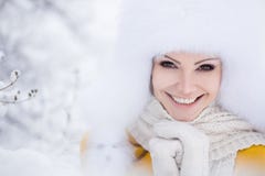 Портрет зимы красивой усмехаясь женщины с снежинками в белых мехах стоковое фото Портрет зимы красивой усмехаясь женщины с снежинками в белых мехах стоковое фото