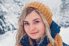 Портрет зимы молодой женщины Портрет конца-вверх счастливой девушки Выражать позитивность, истинные brightful эмоции стоковые изображения Портрет зимы молодой женщины Портрет конца-вверх счастливой девушки Выражать позитивность, истинные brightful эмоции стоковые изображения