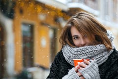 Портрет зимы на открытом воздухе кофе нежной женщины брюнета выпивая на улице Пустой космос стоковое фото rf Портрет зимы на открытом воздухе кофе нежной женщины брюнета выпивая на улице Пустой космос стоковое фото rf