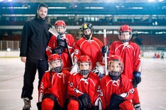 Портрет игроков мальчиков объединяется в команду хоккей на льде стоковая фотография rf Портрет игроков мальчиков объединяется в команду хоккей на льде стоковая фотография rf