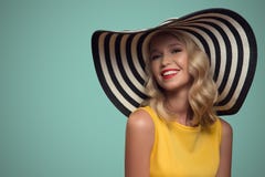 Портрет искусства шипучки красивой женщины в шляпе background card congratulation invitation стоковые изображения Портрет искусства шипучки красивой женщины в шляпе background card congratulation invitation стоковые изображения