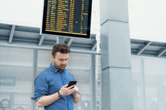 Портрет кавказского мужчины в железнодорожном вокзале стоковая фотография Портрет кавказского мужчины в железнодорожном вокзале стоковая фотография