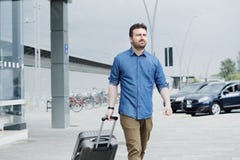 Портрет кавказского мужчины в железнодорожном вокзале стоковая фотография rf Портрет кавказского мужчины в железнодорожном вокзале стоковая фотография rf