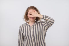 Портрет кавказской постаретого серединой конца женщины она глаза с ладонью, всматриваться, peeking вне открытые пальцы на одной р стоковое изображение Портрет кавказской постаретого серединой конца женщины она глаза с ладонью, всматриваться, peeking вне открытые пальцы на одной р стоковое изображение