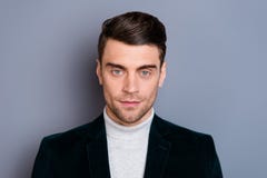 Портрет конца-вверх его он блейзер бархата славного красивого привлекательного беспристрастного парня нося изолированный над серо стоковое изображение Портрет конца-вверх его он блейзер бархата славного красивого привлекательного беспристрастного парня нося изолированный над серо стоковое изображение
