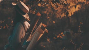 Портрет конца-вверх красивой маленькой девочки с длинной соломенной шляпой темных волос нося Она играет с ее волосами в теплом акции видеоматериалы Портрет конца-вверх красивой маленькой девочки с длинной соломенной шляпой темных волос нося Она играет с ее волосами в теплом акции видеоматериалы