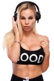 Портрет конца-вверх красивой сексуальной женщины DJ блондинкы на белой предпосылке в наушниках студии нося стоковое изображение rf Портрет конца-вверх красивой сексуальной женщины DJ блондинкы на белой предпосылке в наушниках студии нося стоковое изображение rf