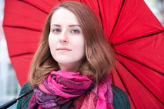 Портрет конца-вверх молодой длинн-с волосами привлекательной одетой девушки стоковые изображения Портрет конца-вверх молодой длинн-с волосами привлекательной одетой девушки стоковые изображения