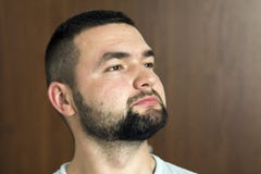 Портрет красивого бородатого уверенно умного современного photog стоковое изображение Портрет красивого бородатого уверенно умного современного photog стоковое изображение