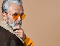 портрет красивого задумчивого старшего человека смотря камеру стоковая фотография портрет красивого задумчивого старшего человека смотря камеру стоковая фотография