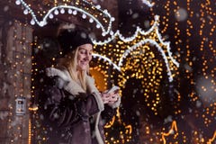 Портрет красивой белокурой усмехаясь девушки используя умный телефон в f стоковое изображение Портрет красивой белокурой усмехаясь девушки используя умный телефон в f стоковое изображение