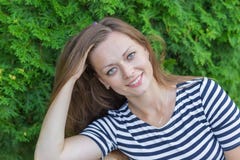 Портрет красивой девушки с длинными светлыми волосами стоковые фото Портрет красивой девушки с длинными светлыми волосами стоковые фото
