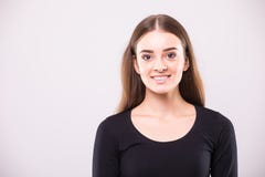 Портрет красивой женщины брюнет с естественным составом, на серой предпосылке стоковое изображение Портрет красивой женщины брюнет с естественным составом, на серой предпосылке стоковое изображение