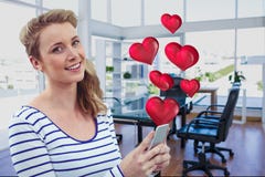 Портрет красивой женщины используя мобильный телефон с цифров произведенными сердцами стоковое изображение Портрет красивой женщины используя мобильный телефон с цифров произведенными сердцами стоковое изображение
