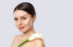 Портрет красивой женщины с Calla на белой предпосылке стоковые изображения Портрет красивой женщины с Calla на белой предпосылке стоковые изображения