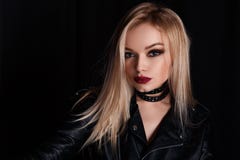Портрет красивой женщины с белыми волосами на черной предпосылке стоковые фотографии rf Портрет красивой женщины с белыми волосами на черной предпосылке стоковые фотографии rf