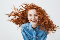 Портрет красивой жизнерадостной девушки redhead с смеяться над вьющиеся волосы летания усмехаясь смотрящ камеру над белизной стоковая фотография rf Портрет красивой жизнерадостной девушки redhead с смеяться над вьющиеся волосы летания усмехаясь смотрящ камеру над белизной стоковая фотография rf
